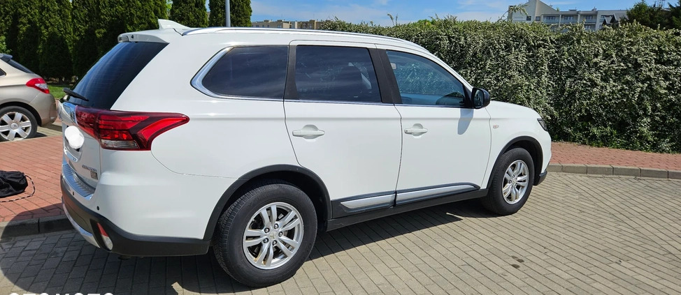 Mitsubishi Outlander cena 63960 przebieg: 178000, rok produkcji 2017 z Warszawa małe 106